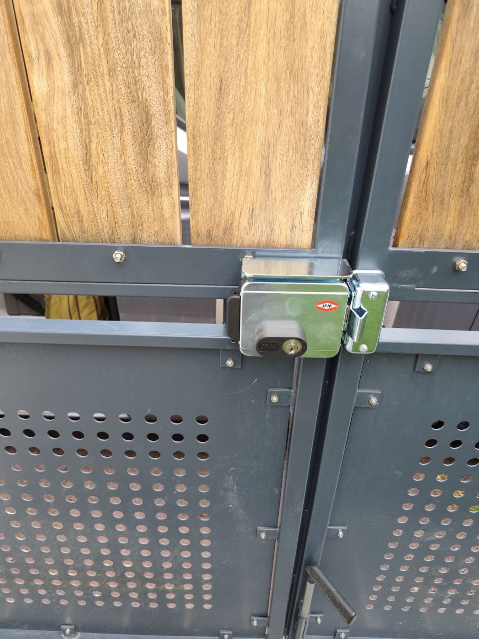 Serrure électrique JPM installée sur portillon métallique