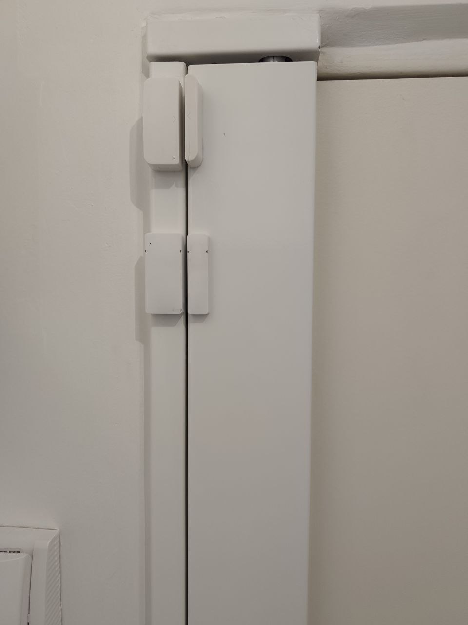 Capteur de porte installé avec la serrure connectée Tedee