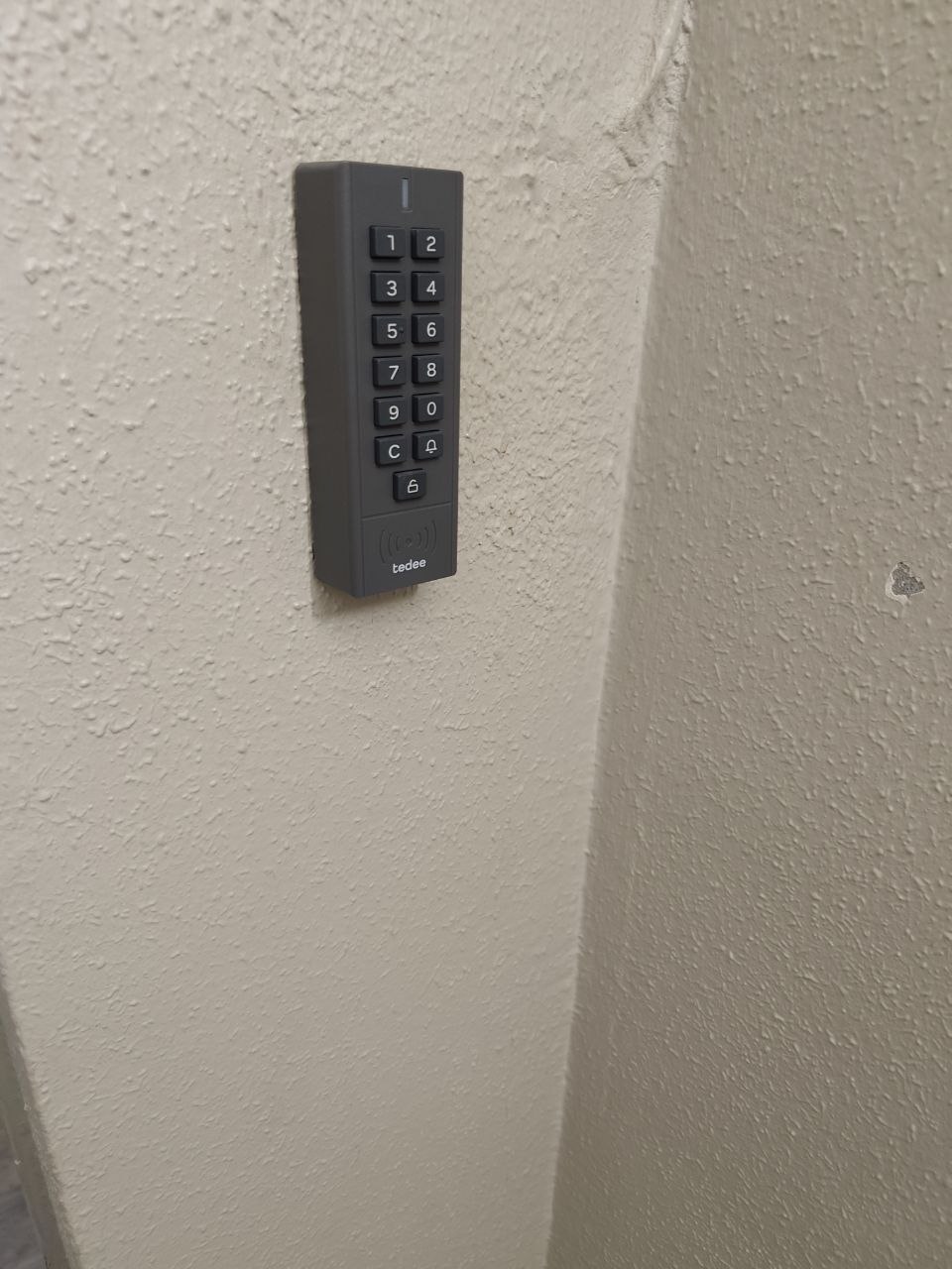 Clavier Tedee à code installé près de la porte