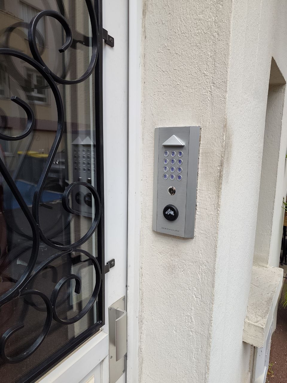 Digicode avec lecteur Vigik installé sur entrée d’immeuble à Issy-les-Moulineaux