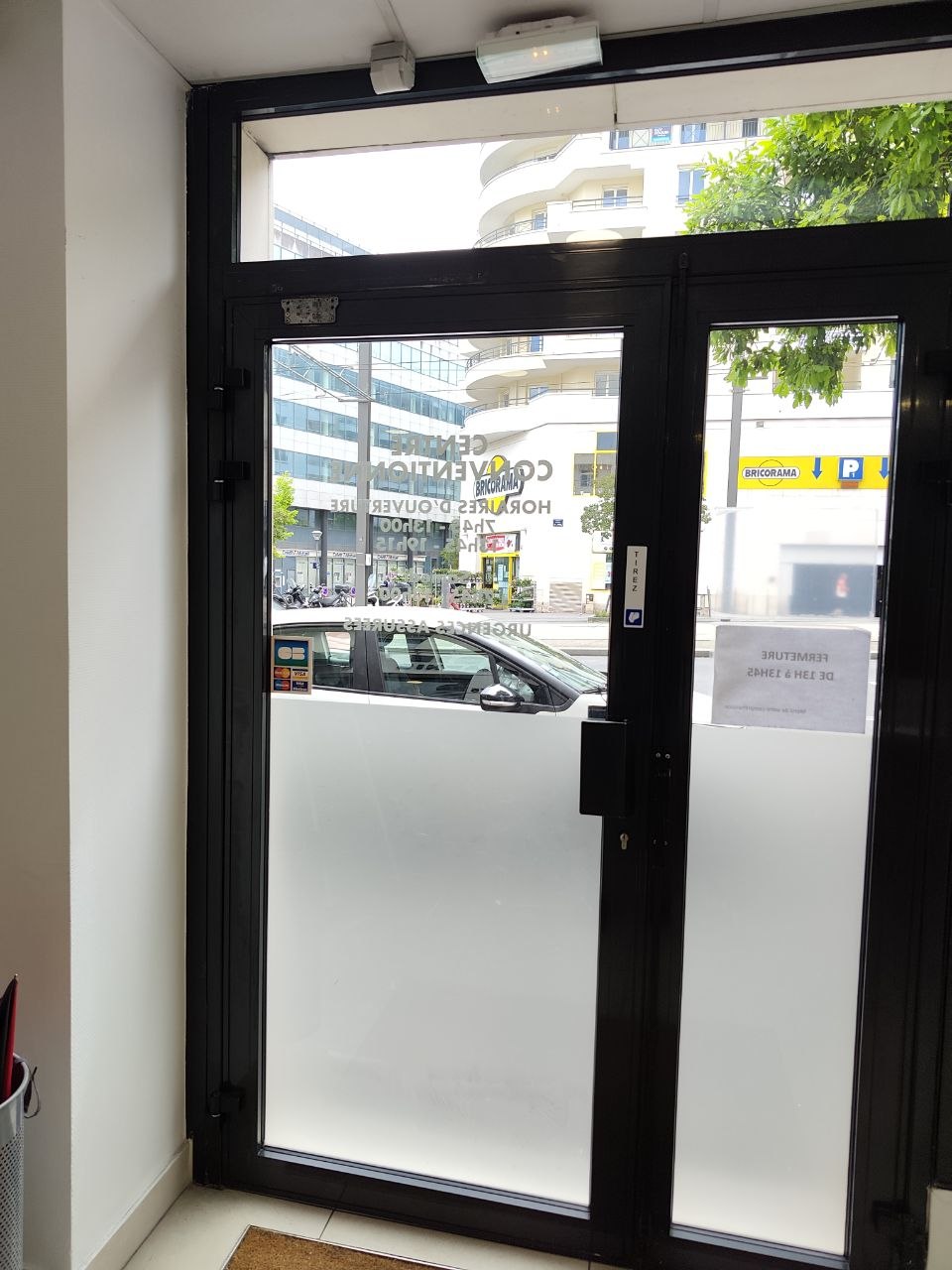 Installation d’une barre de pivotement et d’un ferme-porte sur porte vitrée
