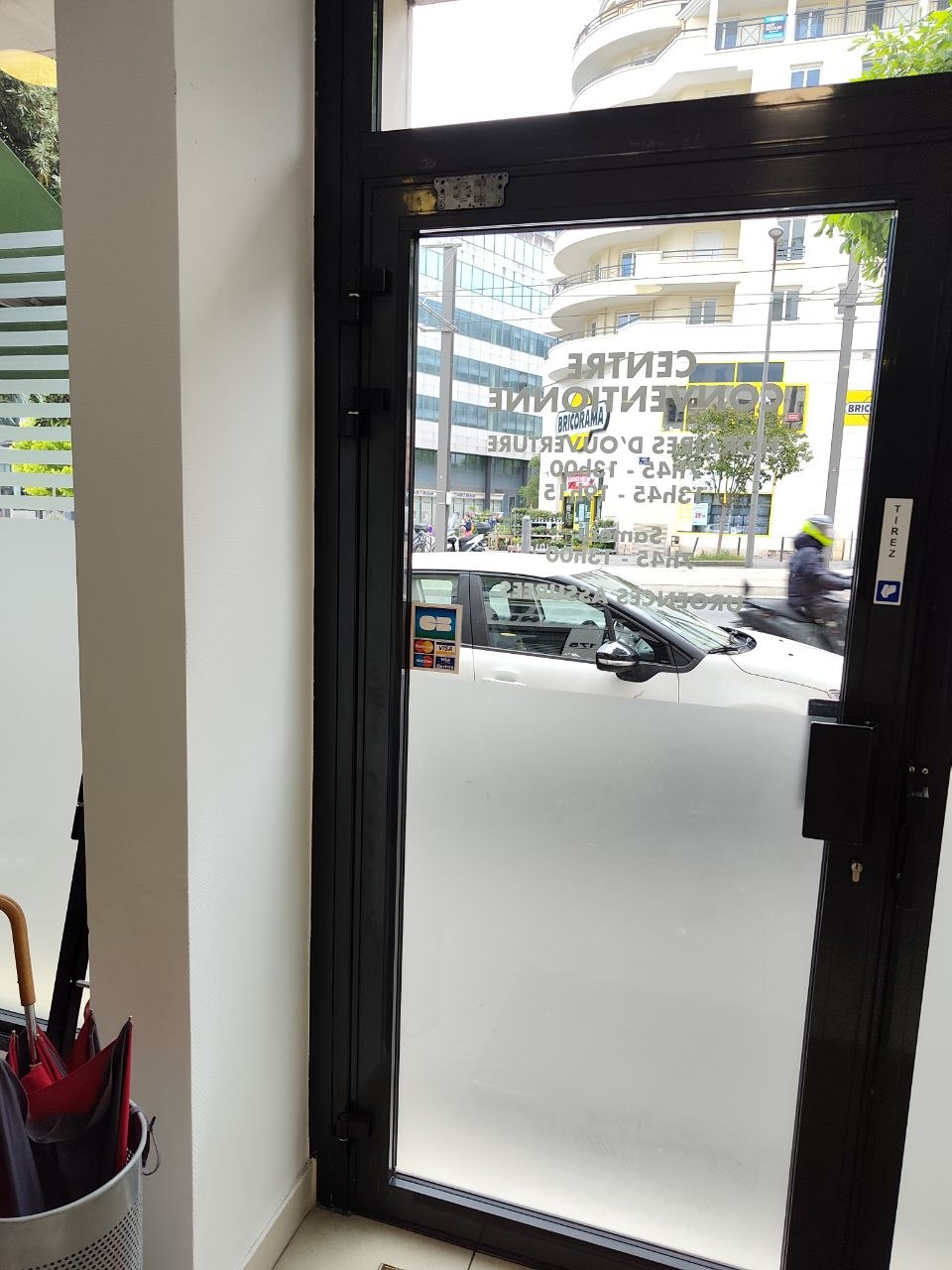 Ferme-porte posé sur porte vitrée pour fermeture contrôlée