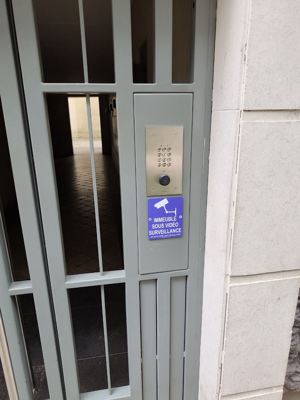Porte d’entrée de résidence avec nouveau digicode Aiphone installé