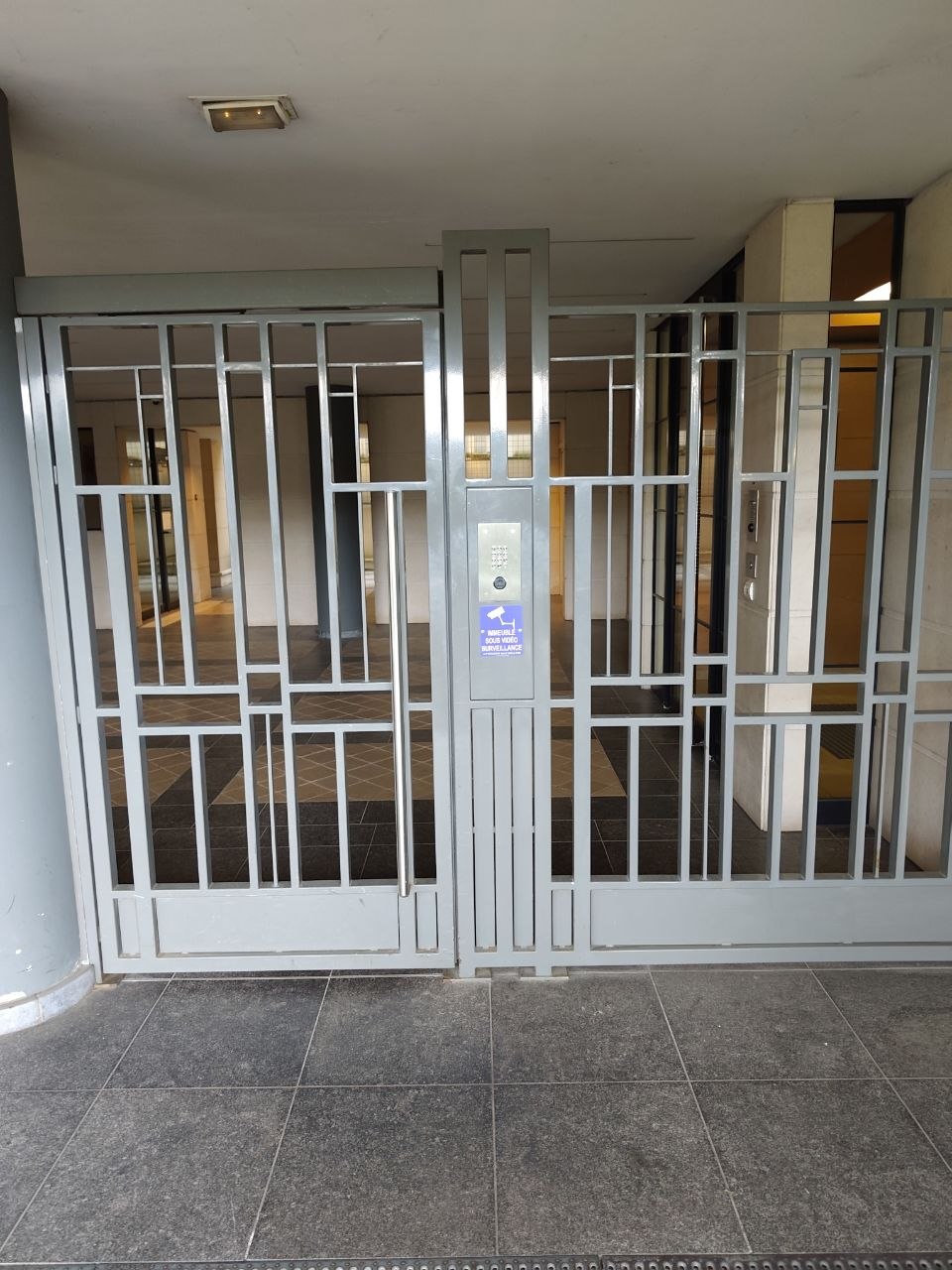 Entrée de résidence à Issy-les-Moulineaux après installation du nouveau digicode Aiphone