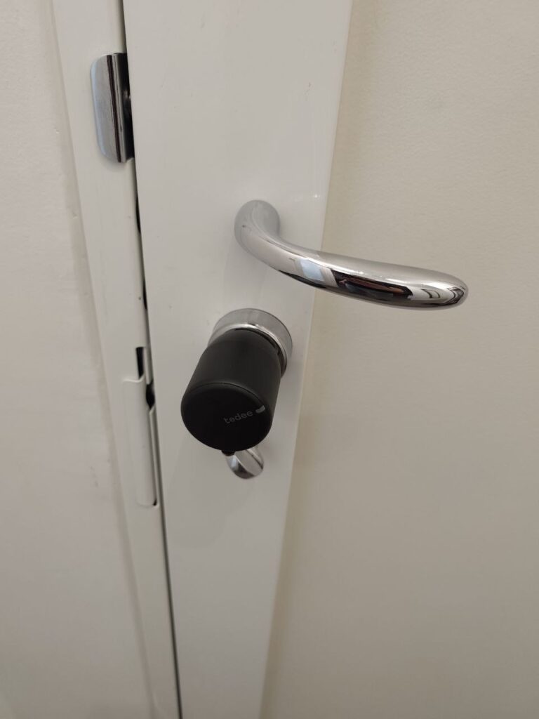 Serrure connectée Tedee Pro installée sur porte à Issy-les-Moulineaux