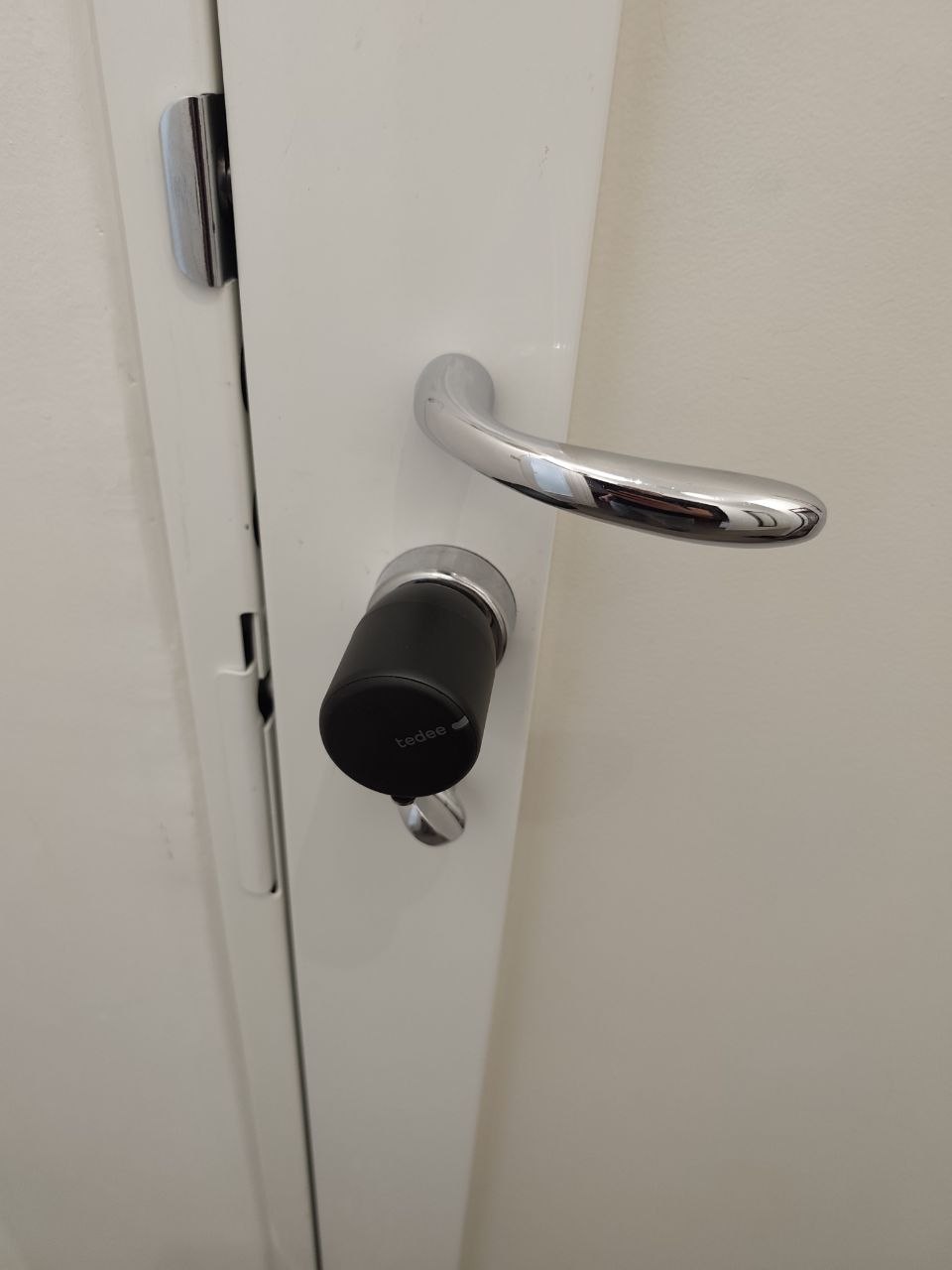 Installation d’une serrure connectée Tedee Pro avec clavier et capteur de porte à Issy-les-Moulineaux