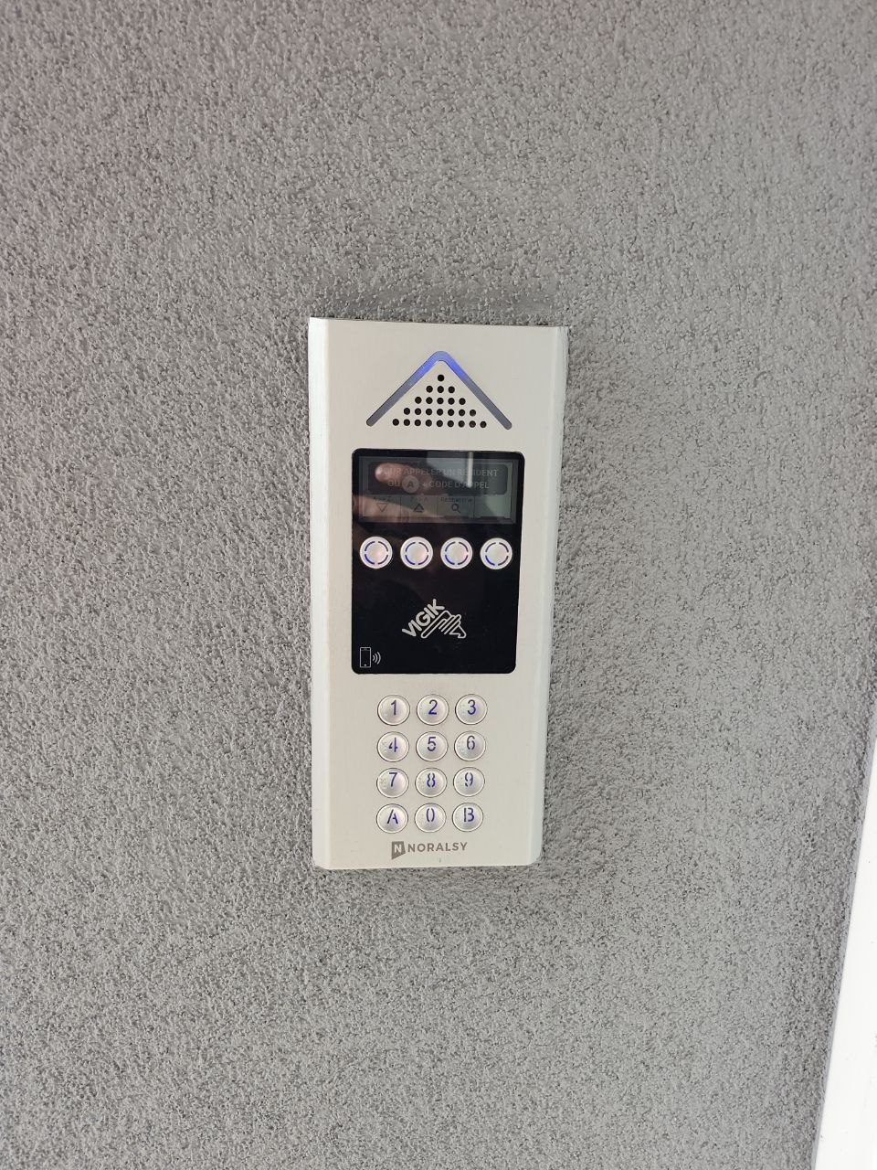 Installation d’une platine Noralsy 4G Mini et d’une platine à code avec lecteur Vigik à Issy-les-Moulineaux