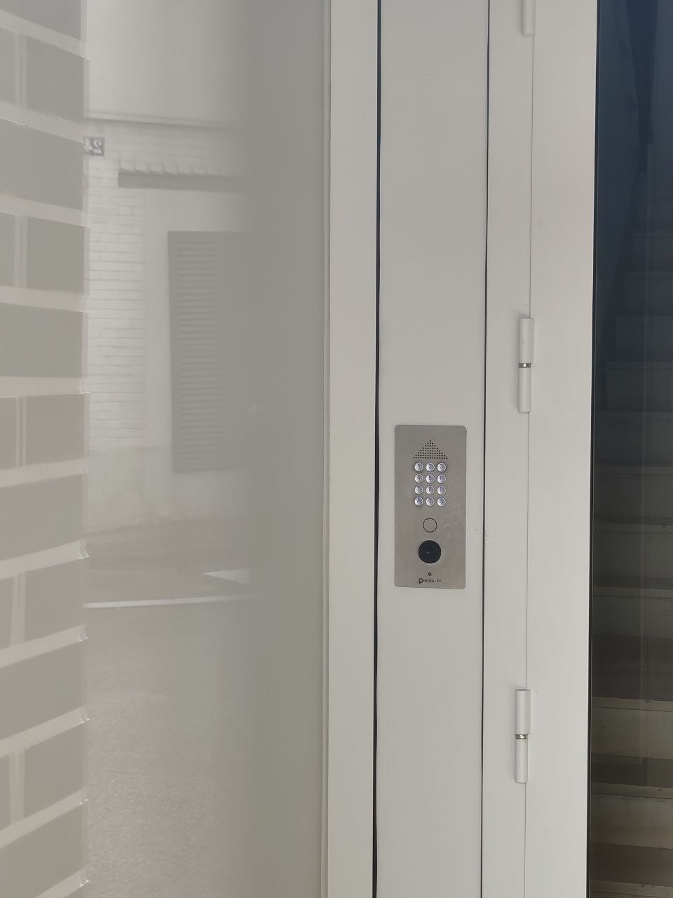 Platine à code avec lecteur Vigik installée sur la porte de la résidence