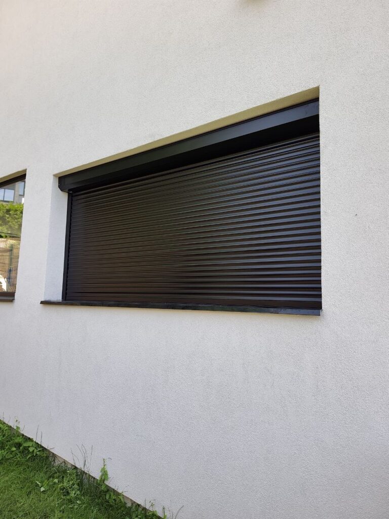 Volet roulant noir monobloc sur mesure motorisé Somfy io installé à Sceaux