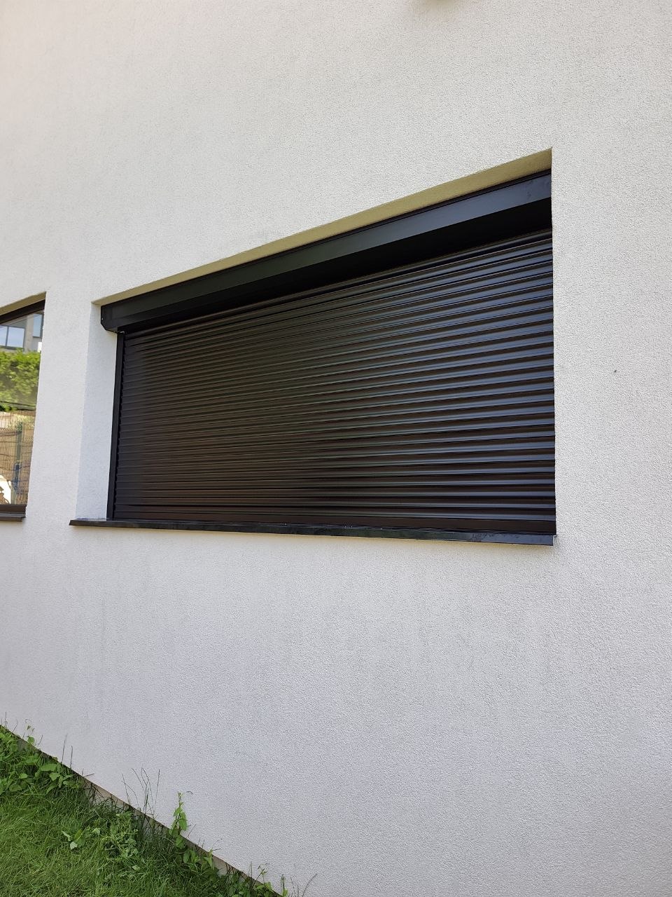Volet roulant noir monobloc sur mesure motorisé Somfy io installé à Sceaux